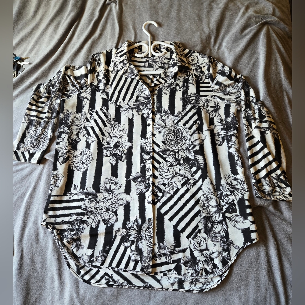 H&M Patterned buttoned down blouse - Picture 2 of 5